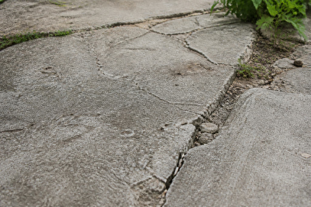 Dalle beton avec fissures et joints manquants