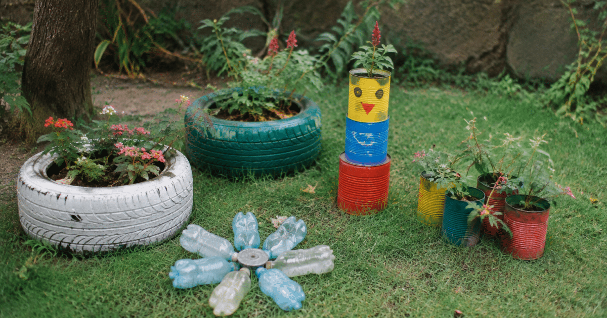 Jardin decoré avec objets recyclés disposés sur sol