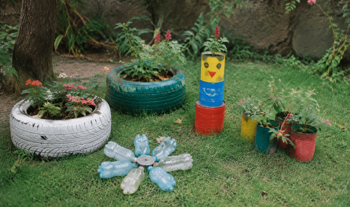 Jardin decoré avec objets recyclés disposés sur sol