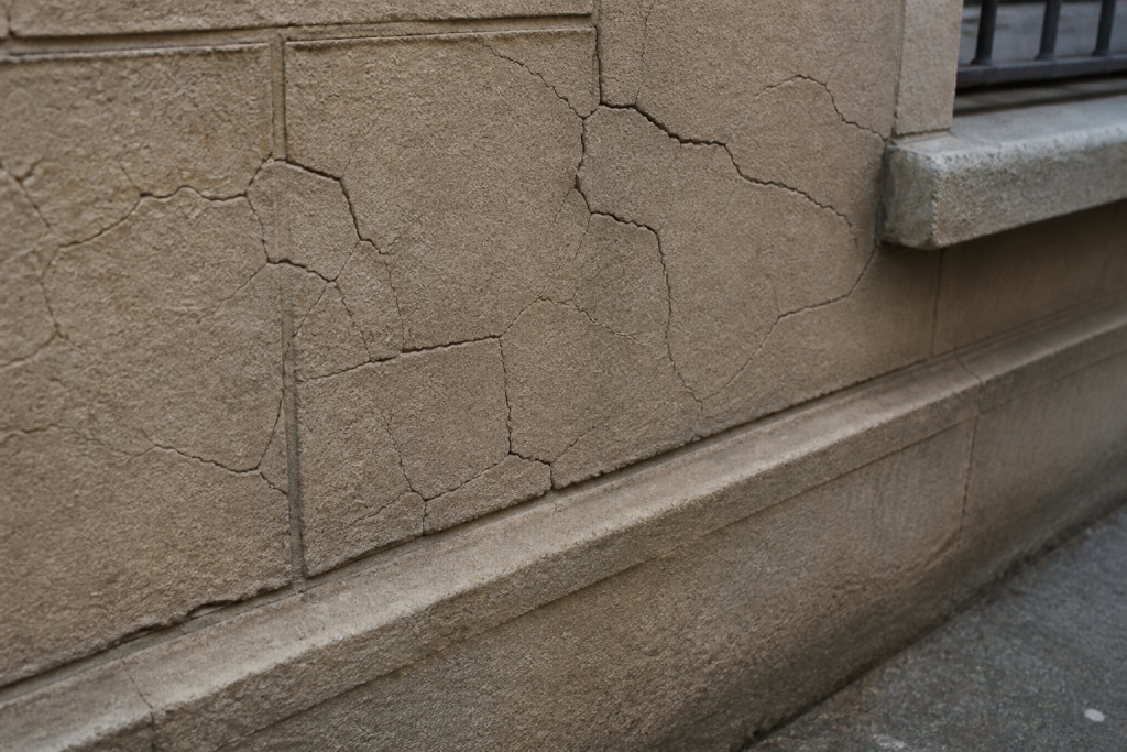 Fissures en reseau sur joints d'un vieux mur