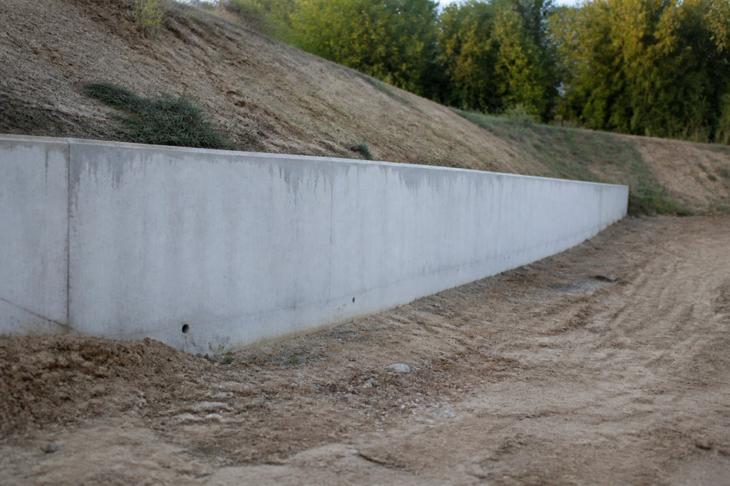 Mur beton arme soutenant remblai pente terre