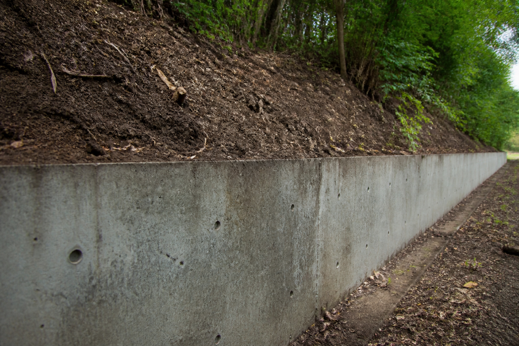 Mur de beton retenant une pente de terre