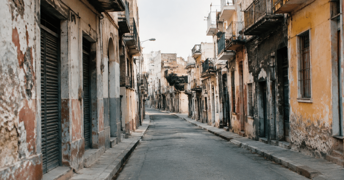 Rues désertes de quartier urbain aux facades dégradées