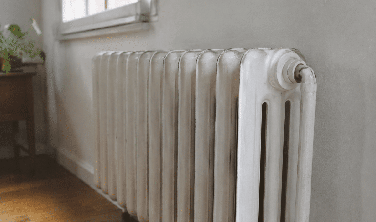 radiateur fonte ancien mur blanc surface froide au toucher