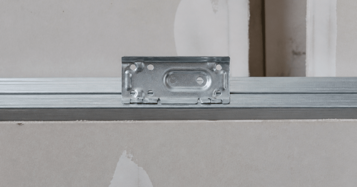 Support metallique fixe horizontalement sur rail placo blanc