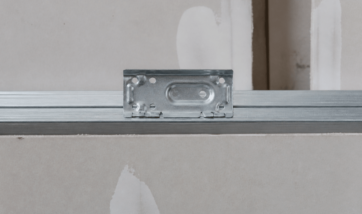 Support metallique fixe horizontalement sur rail placo blanc
