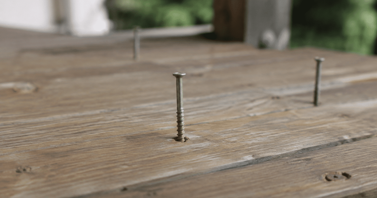 Vis metalliques enfoncees verticalement dans bois terrasse