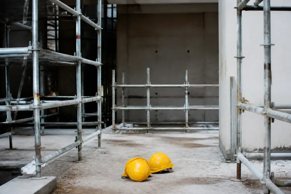 Chantier vide avec echafaudages metalliques et casques jaunes