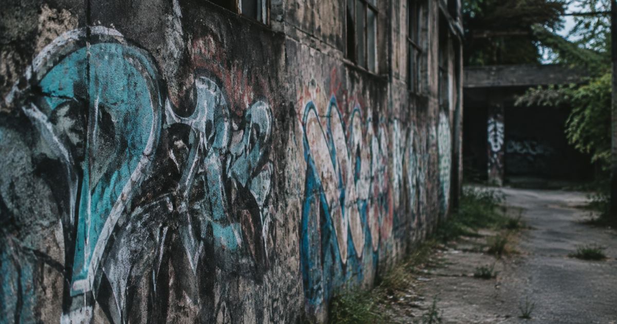 Murs degrades graffitis facades sombres rues abandonnees urbaines