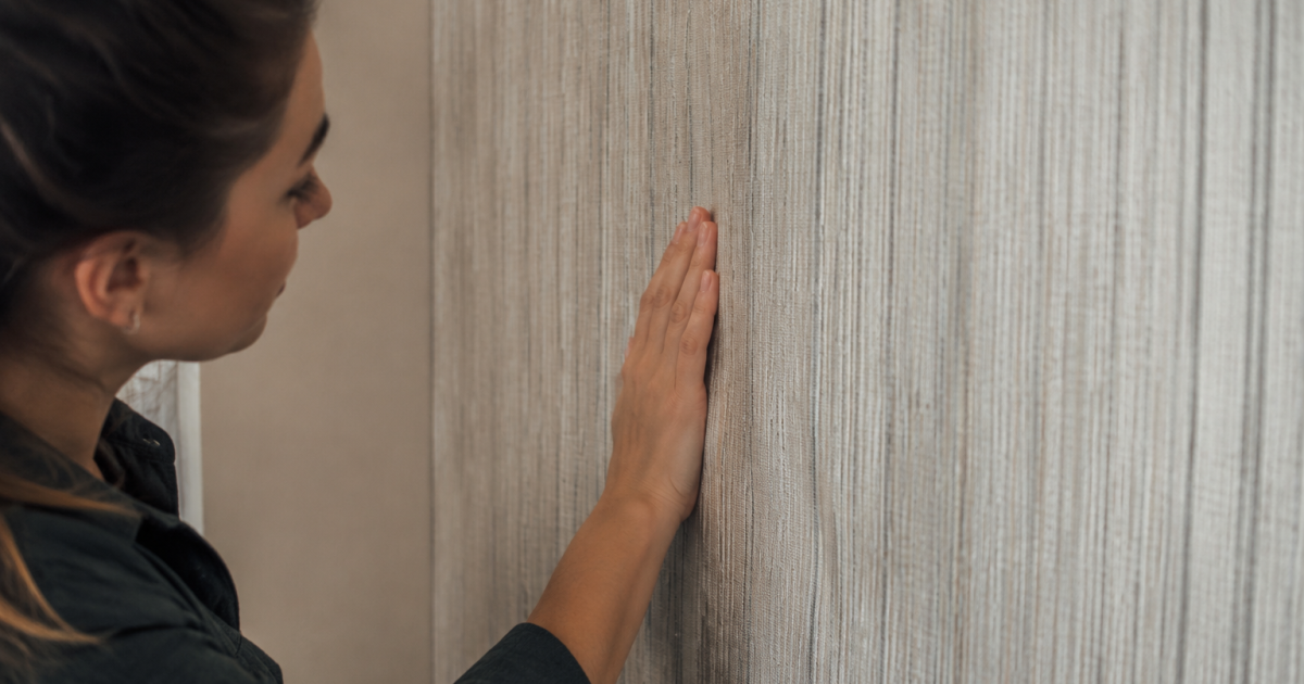 Revetement motif applique verticalement couvrant surface lisse
