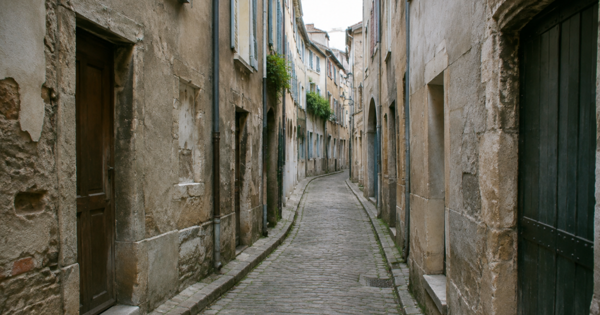 Rue etroite avec facades usees et portes fermees